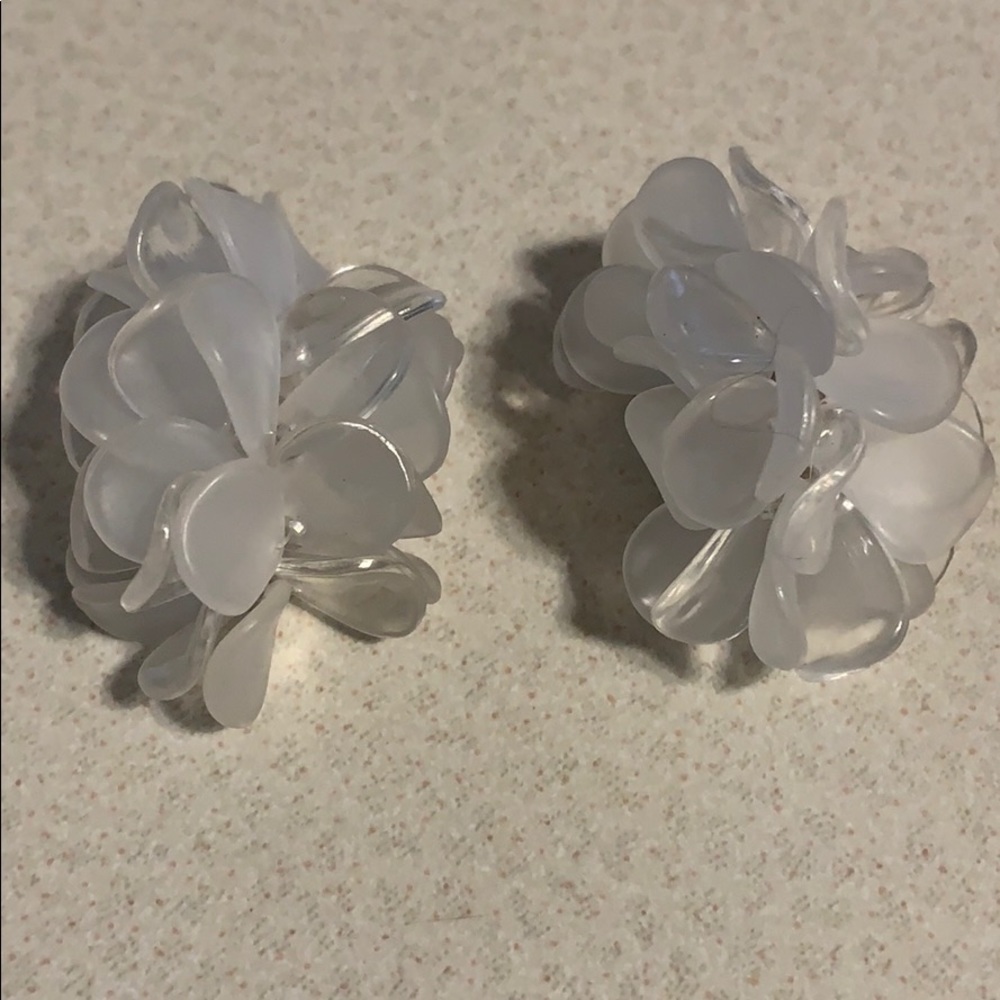 Vintage curved lucite flower earrings silver tone (324)